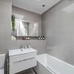 Stylish 2Br Chelsea Penthouse With Private Rooftop